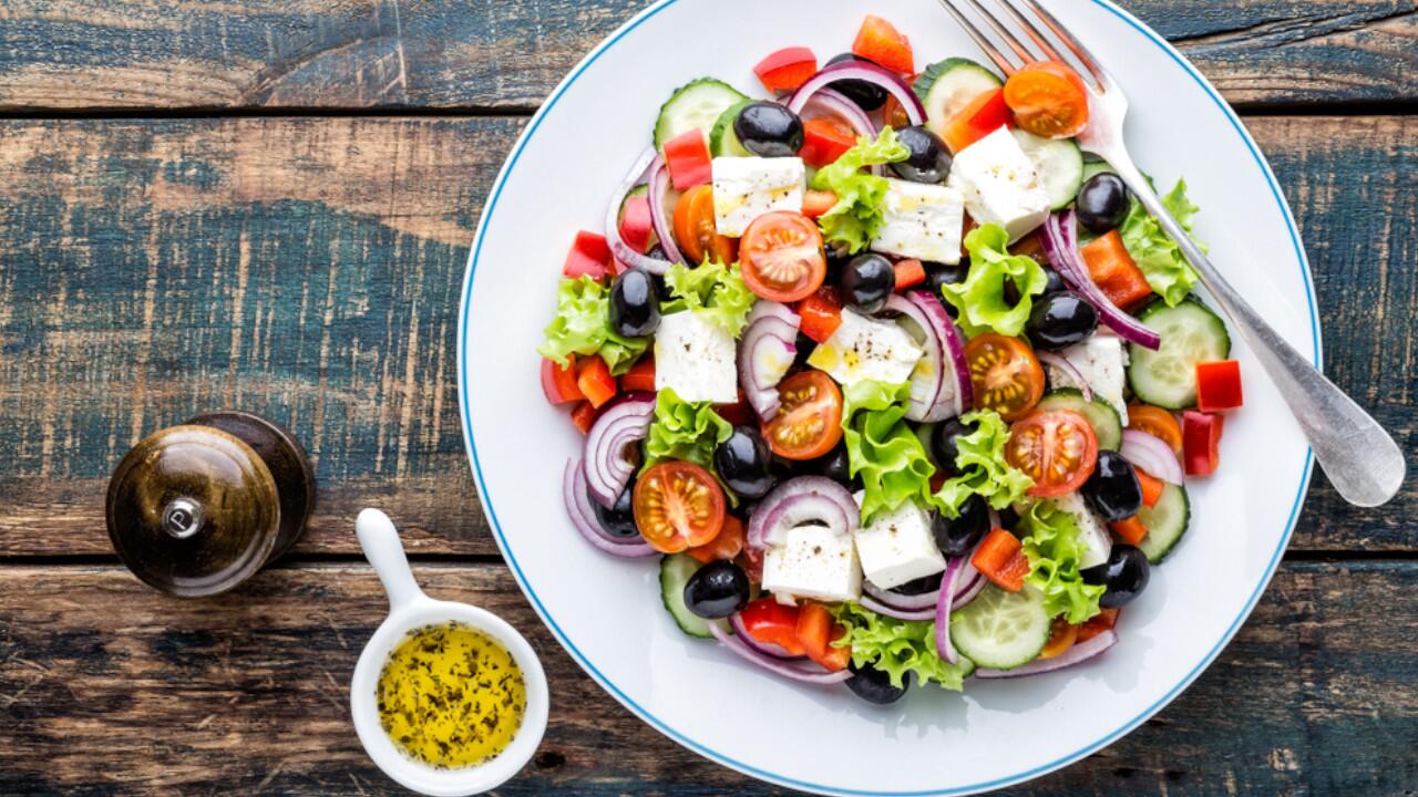 Feta und Oliven dürfen im griechischen Bauernsalat nicht fehlen.