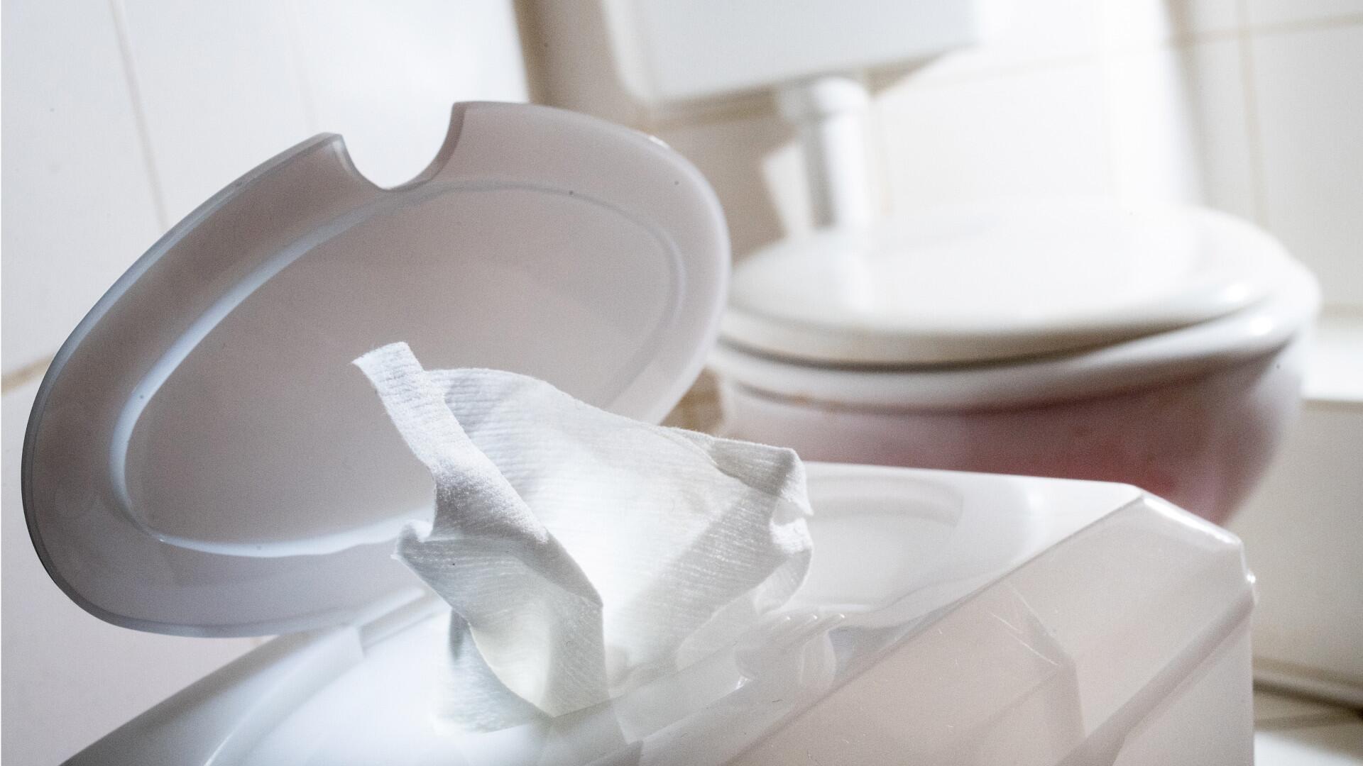 Feuchttücher neben einer Toilette