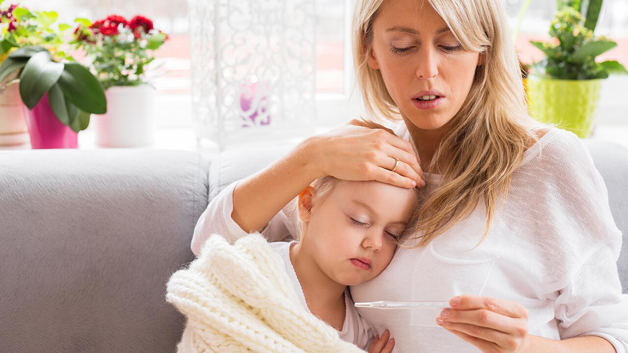 Fieber bei Kindern: Was hilft? Und wann muss das Kind zum Arzt?