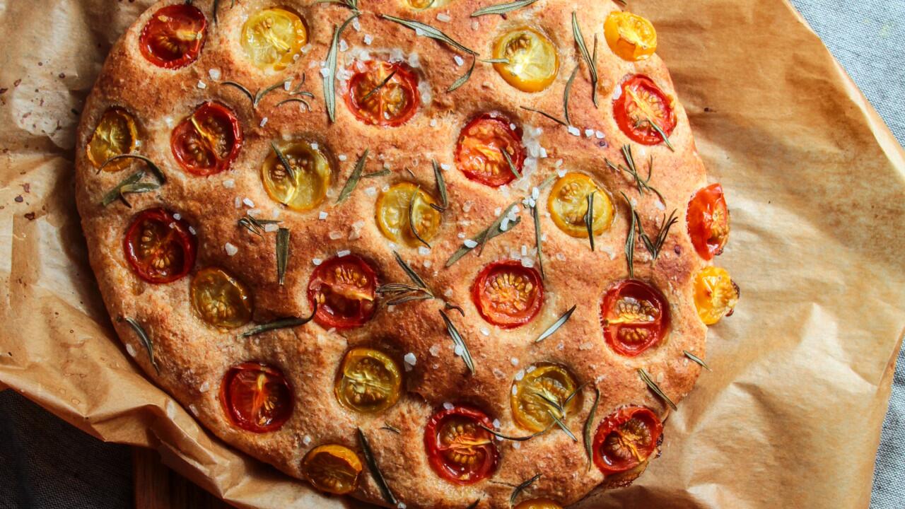 Focaccia mit Rosmarin und Tomaten ist eine tolle Beilage zum Grillen.