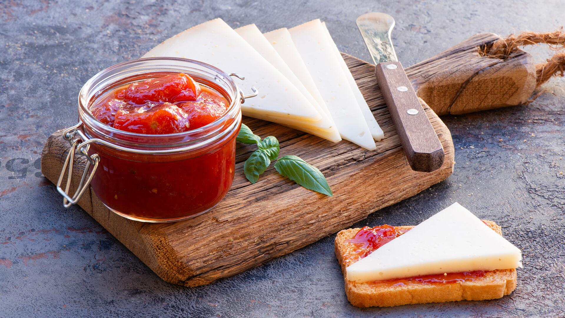 Fruchtig-pikante Tomatenmarmelade kann man leicht selber zubereiten.