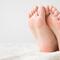 Fußpilz behandeln: Diese Hausmittel können die Behandlung unterstützen