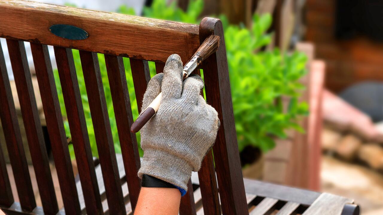 Gartenmöbel lasieren: Wir geben Tipps. 