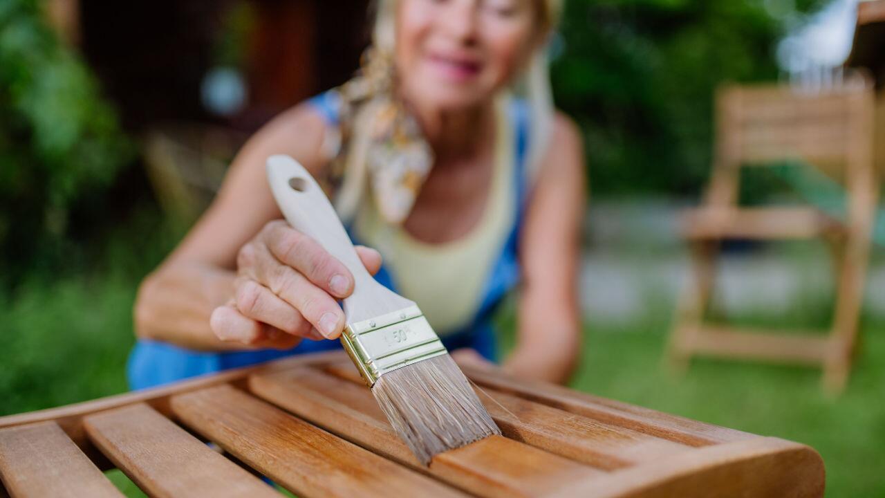 Gartenmöbel pflegen: So werden die Gartenmöbel fit für Frühling und Sommer