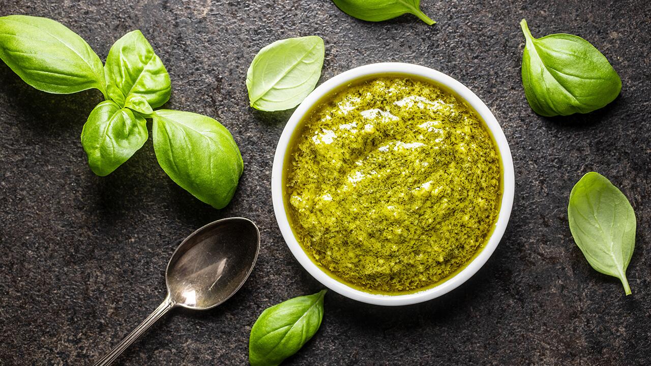 Geht schnell und schmeckt frisch und intensiv: selbst gemachtes Pesto.