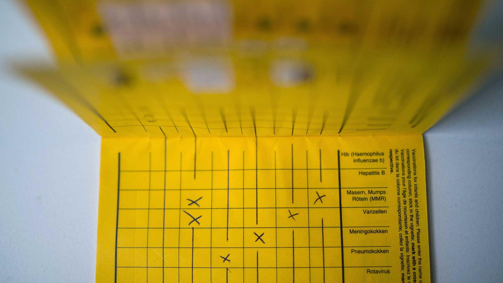 Gelber Impfpass, aufgeklappt Gelber Impfpass, aufgeklappt