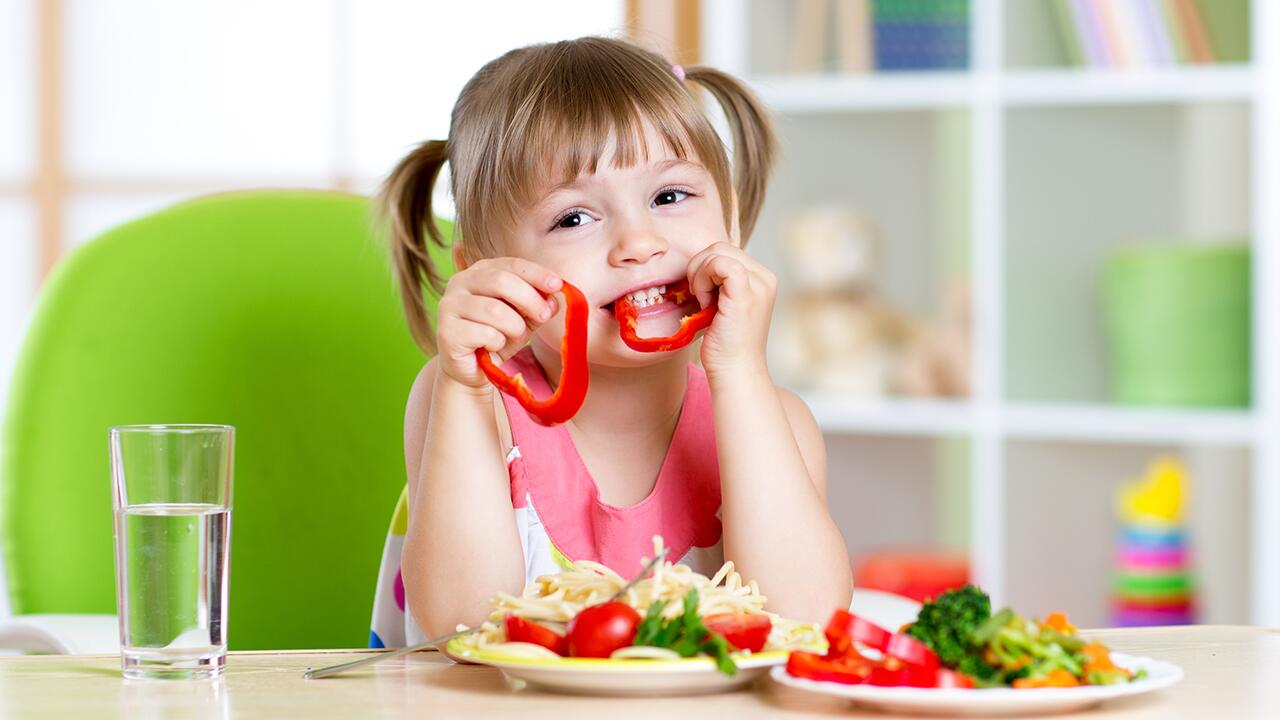 Gesunde Ernährung für Kinder: Der Nachwuchs braucht eine abwechslungsreiche Ernährung, um seinen hohen Bedarf an Nährstoffen decken zu können.