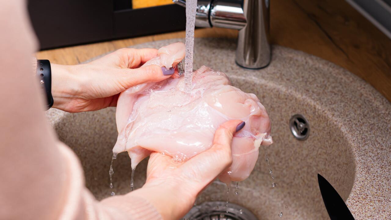 Gesundheitsgefahr: Darum sollten Sie rohes Hähnchenfleisch und Geflügel nicht waschen