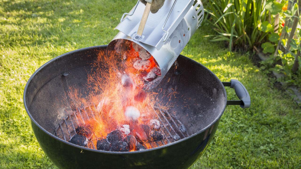 Grill anzünden: Einfach, sicher und schnell zur gleichmäßigen Glut