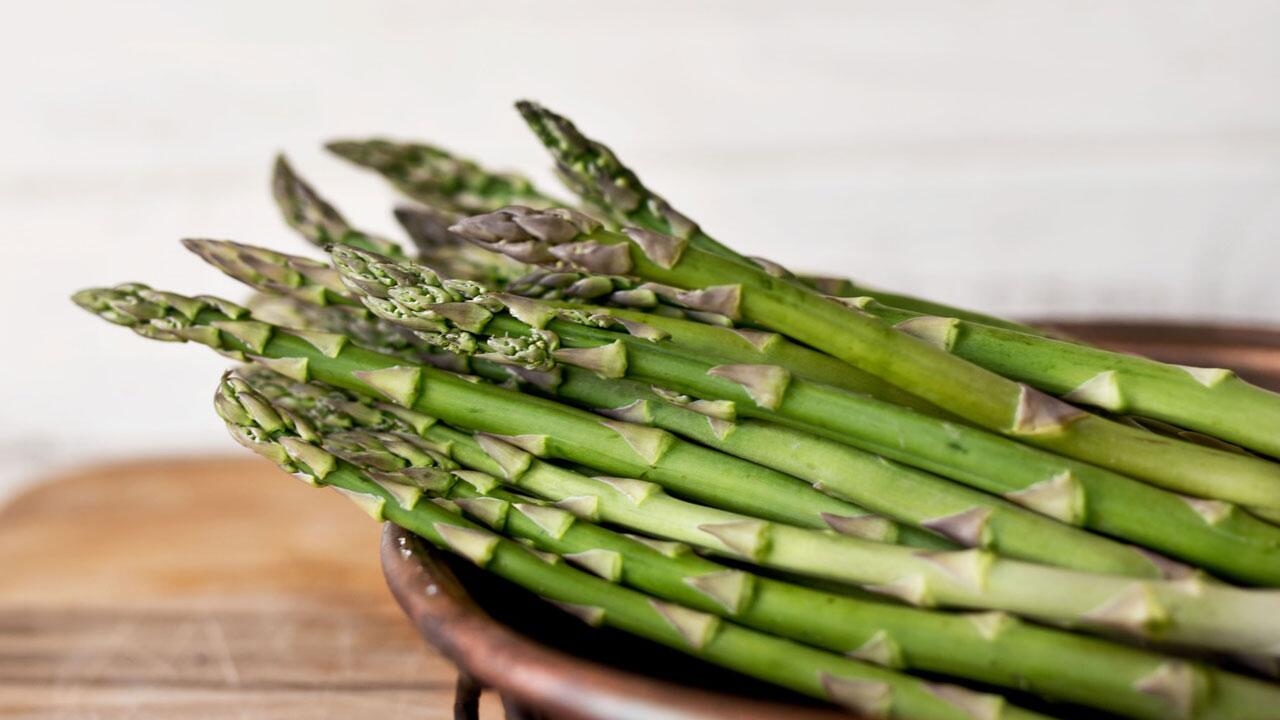 Grüner Spargel schälen: Welche Teile Sie wegschneiden sollten und wie Sie ihn zubereiten