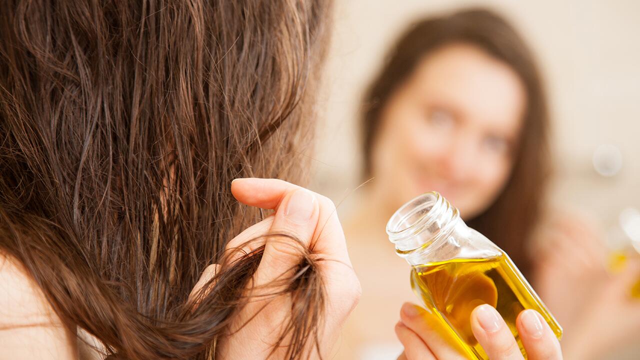 Haaröl lässt sich leicht selbst herstellen.