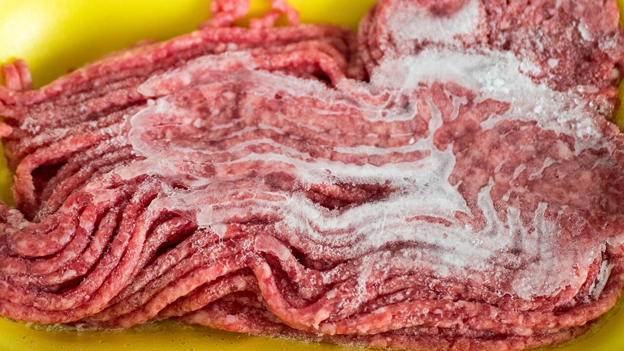 Hackfleisch auftauen ist unkomplizierter als gedacht.