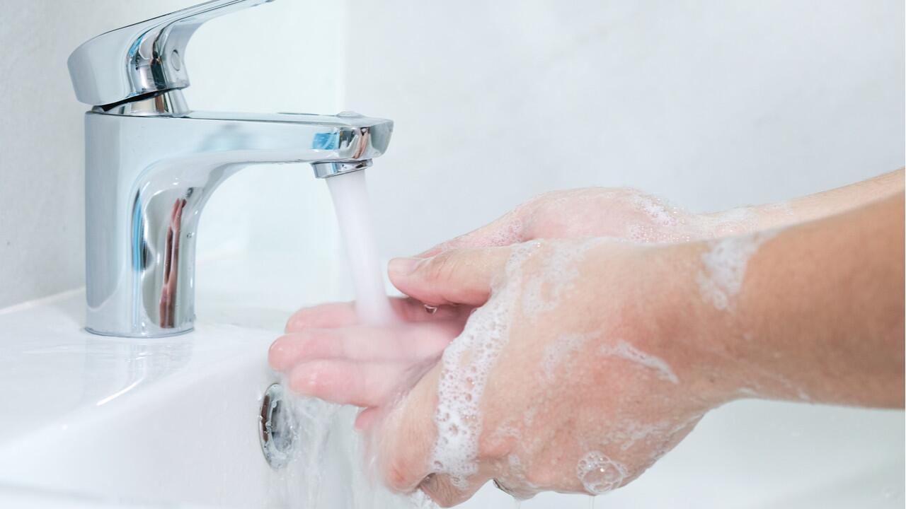 Händewaschen ist wichtig, aber trocknet Seife auf Dauer die Haut aus?