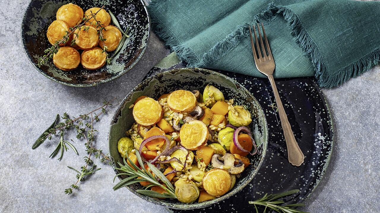 Haferbowl mit Kürbis und geschmolzenem Ziegenkäse