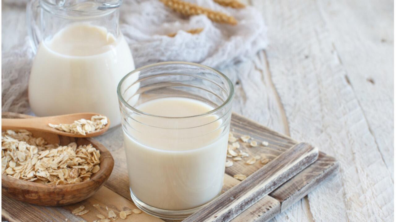 Hafermilch basiert auf Hafer und ist eine beliebte Milchalternative für Veganer.