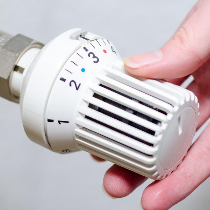 Heizungs-Thermostat richtig einstellen: Das bedeuten die Zahlen und Zeichen  auf dem Drehregler - ÖKO-TEST