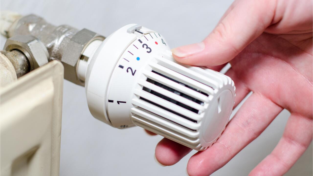 Heizkörper-Thermostat richtig einstellen: Das bedeuten die Zahlen auf dem Heizungsventil