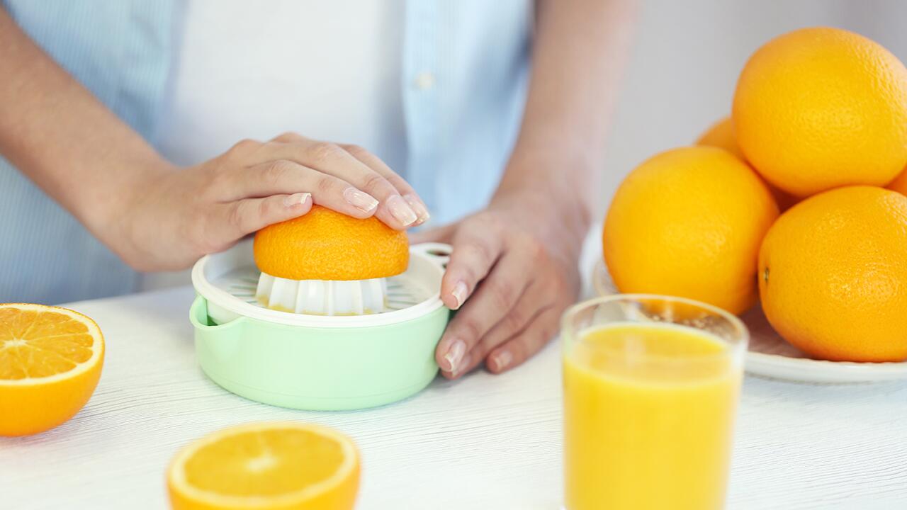 Herkömmliche Zitrusfrüchte weisen oft Pestizidrückstände auf. Aber enthält auch frisch gepresster Saft Pestizide?