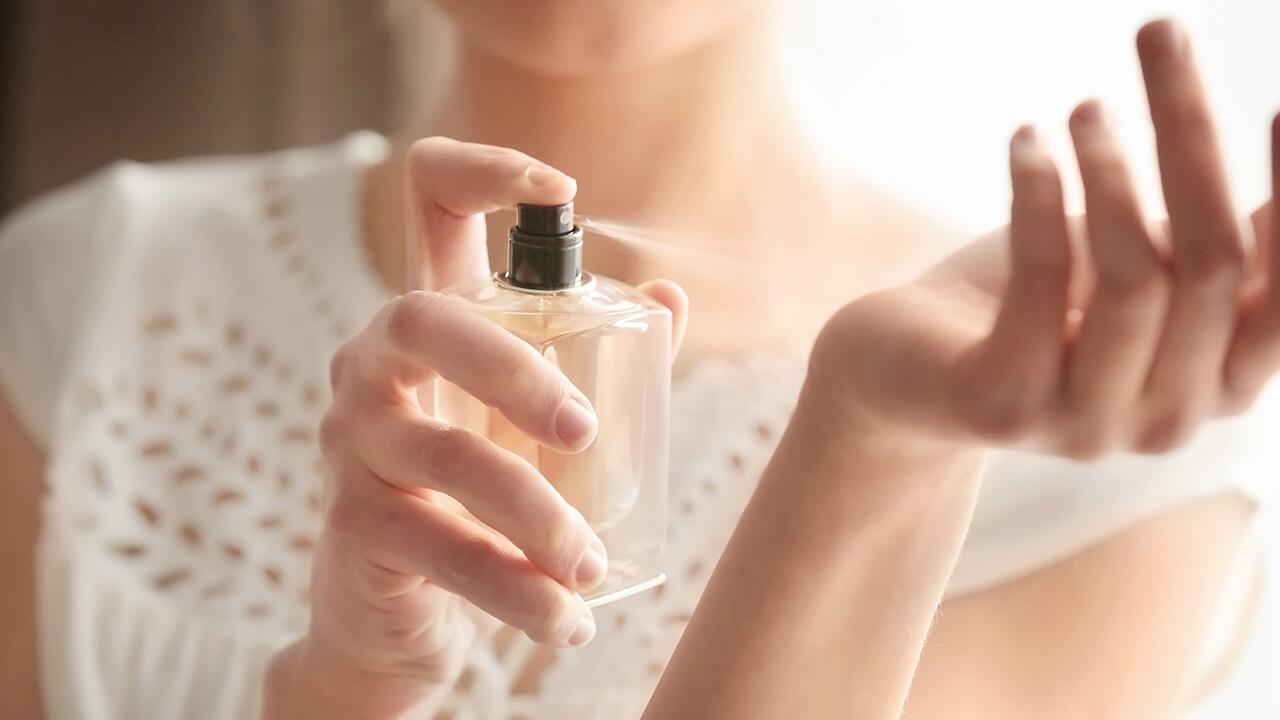 Hinter dem Begriff "Parfüm" verbergen sich unterschiedliche Duftstoffe. Einige von ihnen können zu allergischen Reaktionen führen.