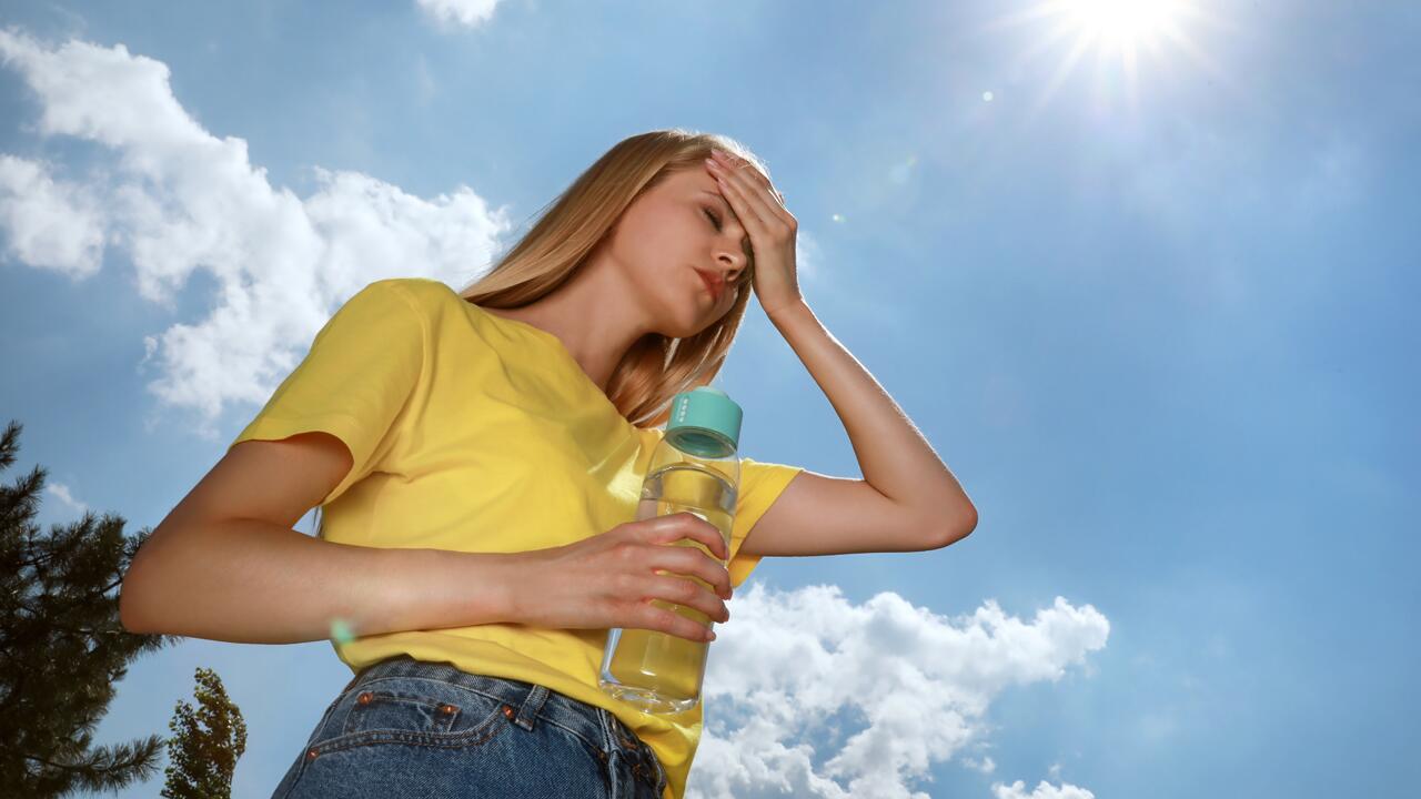 Hitzschlag und Sonnenstich haben unterschiedliche Symptome.