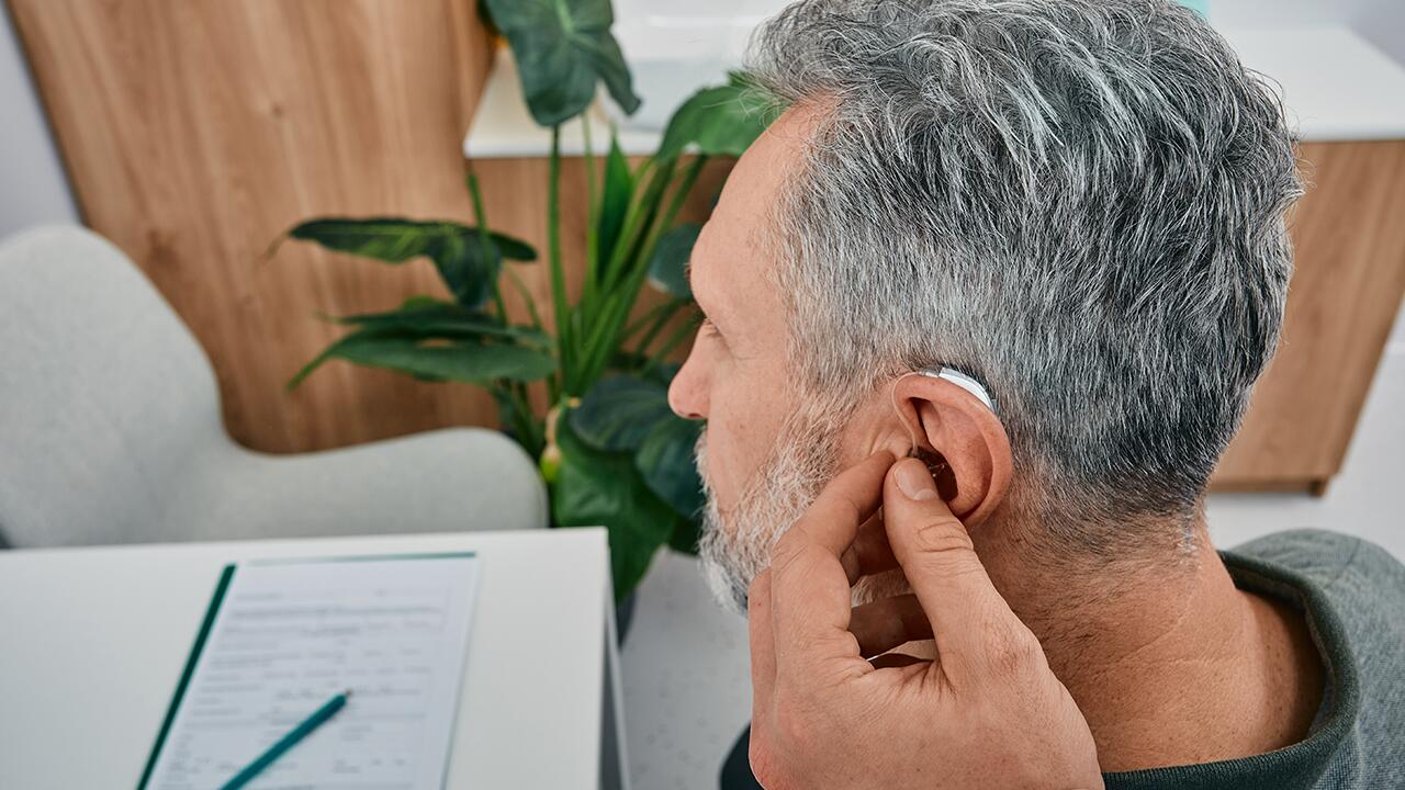 Hörgeräte helfen nicht nur bei Schwerhörigkeit, sondern können einer Studie zufolge auch das Risiko von Demenz verringern