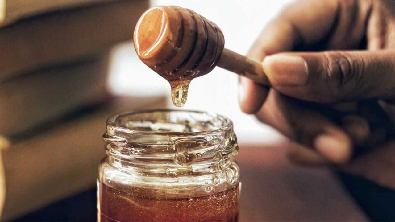 Honig schmeckt lecker auf dem Brot oder im Tee. Nur beim Entsorgen des Honigglases sollten Sie aufpassen.