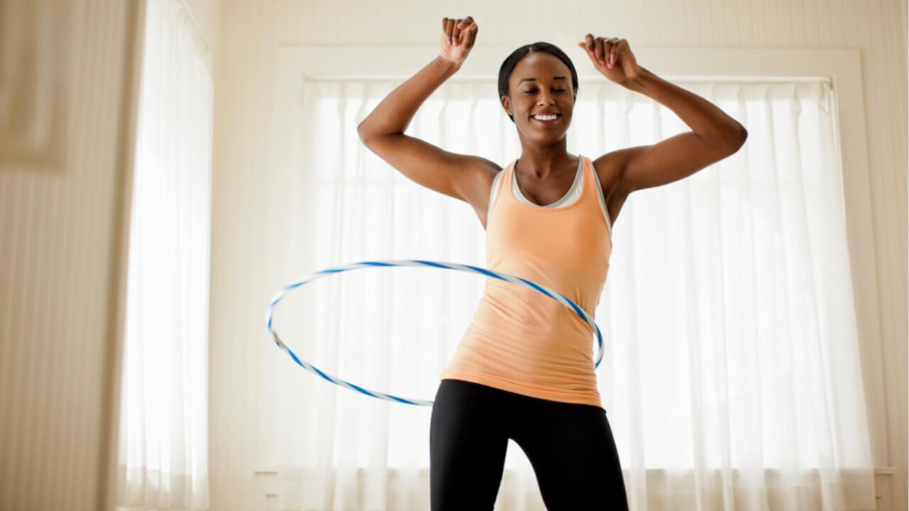 Hula-Hoop liegt im Trend – gerade für Büroarbeiter ist es ein optimales Workout für zwischendurch.