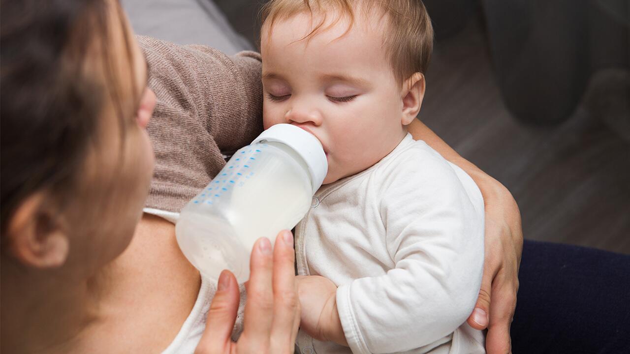 Hypoallergene Säuglingsnahrung im Test: Ein Drittel ist stark belastet