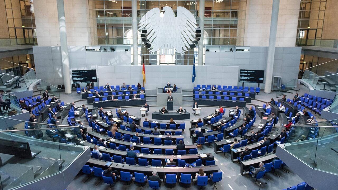 Im Bundestag wurden neue Corona-Maßnahmen beschlossen, unter anderem ein höheres Kurzarbeitergeld.