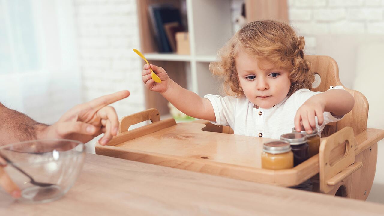 In der Überprüfung: Sieben Kinderhochstühle. 