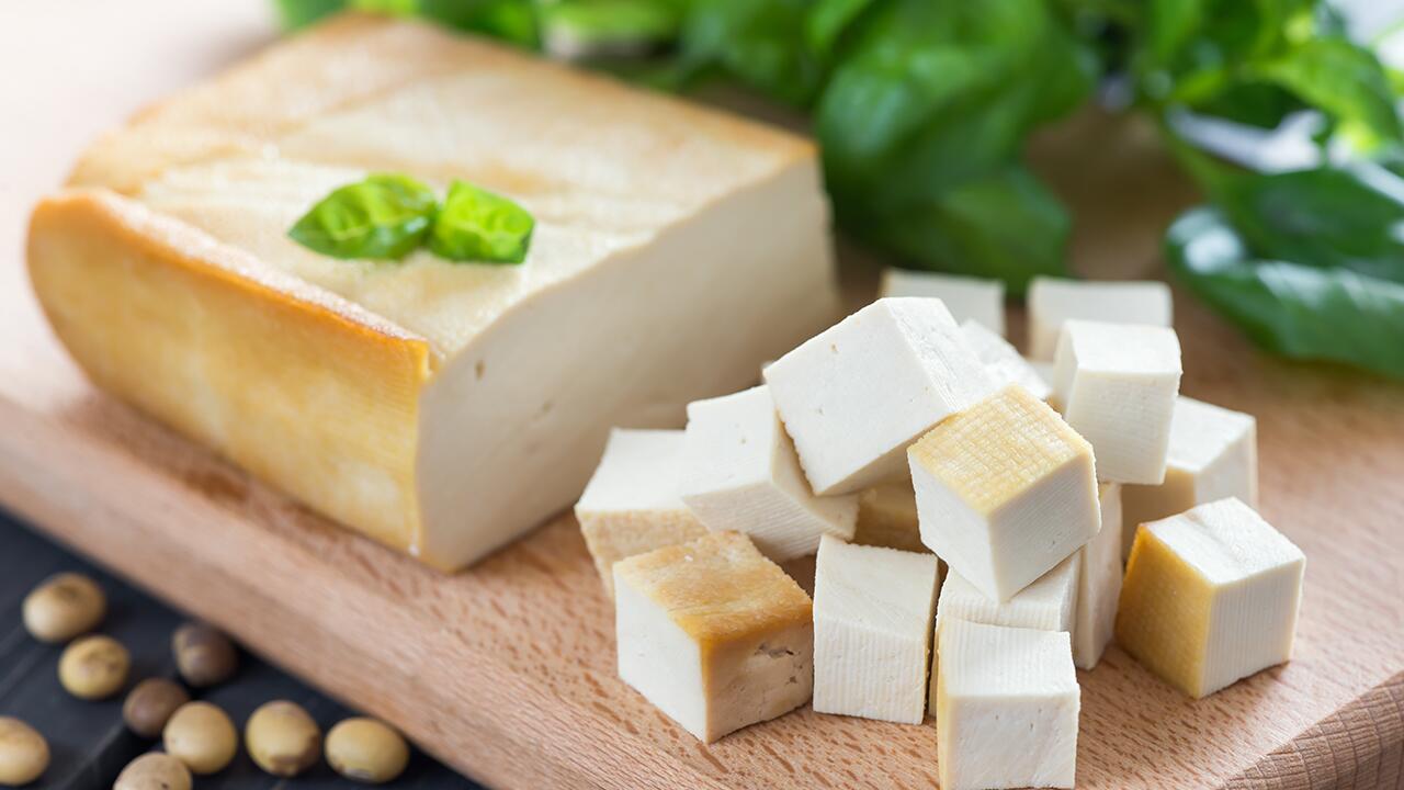 Inzwischen gibt es viele vegane Käsesorten. Dazu zählt zum Beispiel geräucherter Soja-Käse.