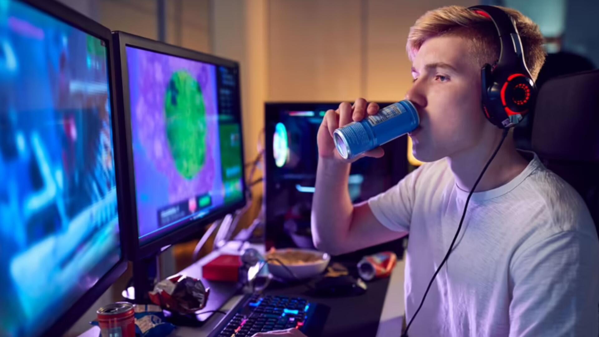 Jugendlicher mit Energydrink