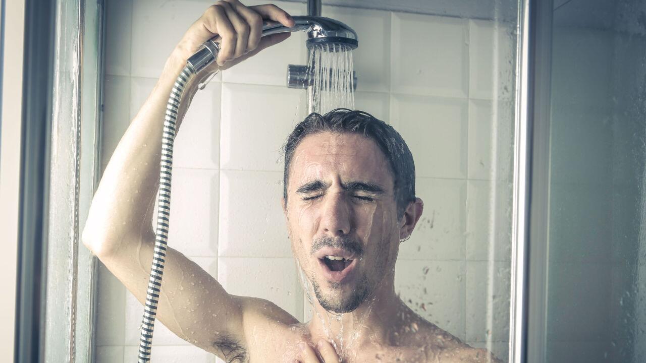 Kälter duschen, um zu sparen: Wann wird es ungesund?