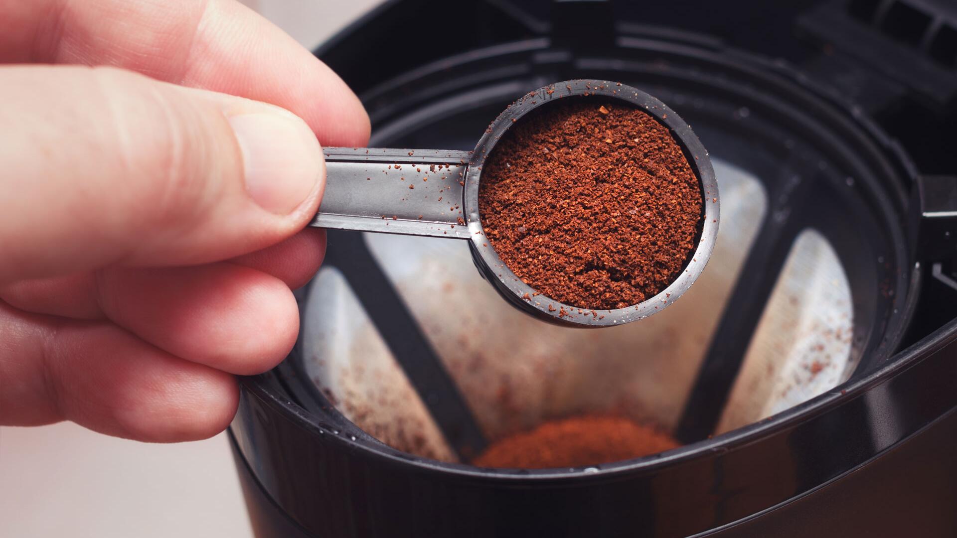 Kaffeesatz in die Toilette kippen: Warum das keine gute Idee ist