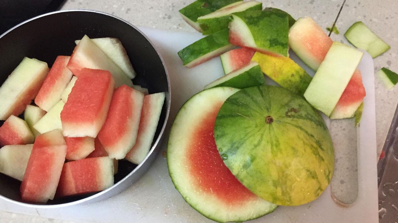 Kann fast vollständig gegessen werden: Die Wassermelonenschale.
