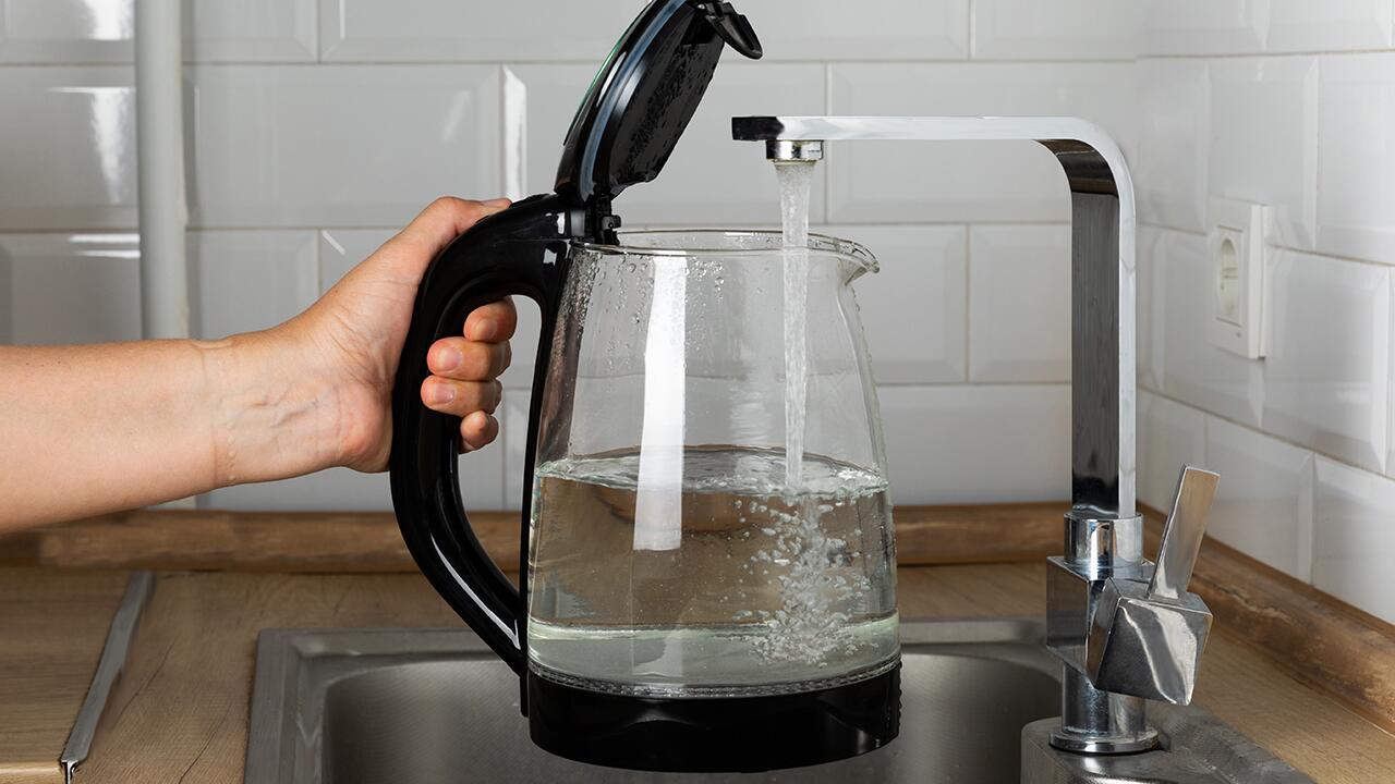 Kein Problem: Das übrige Wasser im Wasserkocher lässt sich bedenkenlos erneut aufkochen.