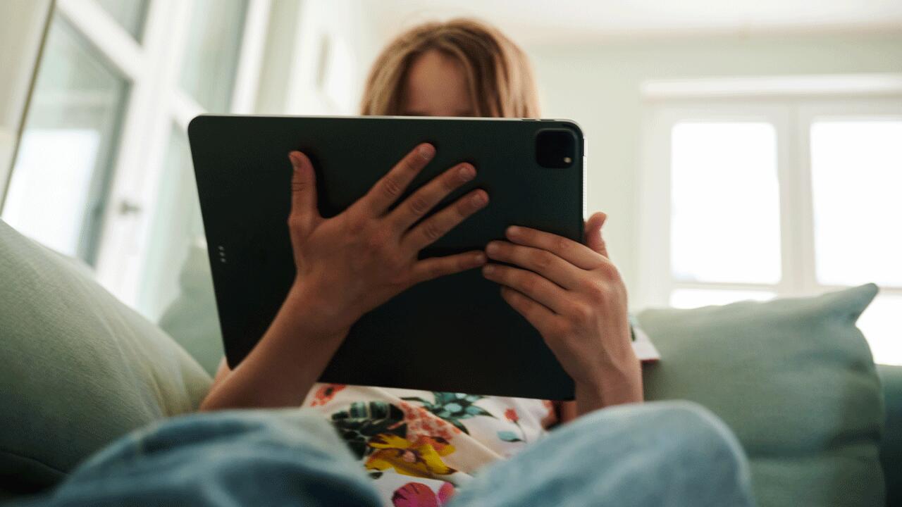 Kinder sollten nicht zu viel Zeit vor dem Handy, Tablet oder Fernseher verbringen