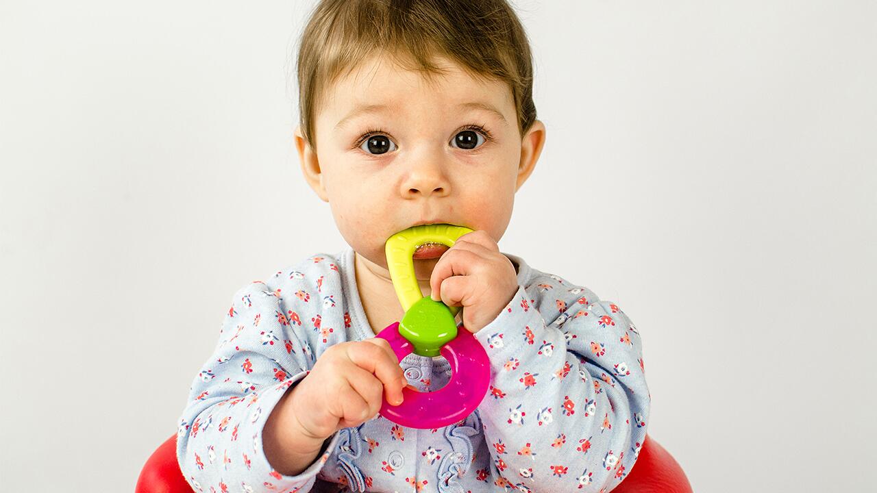 Kinder vor Schadstoffen schützen: Wir stellen 16 Stoffe vor, die Eltern kennen sollten.