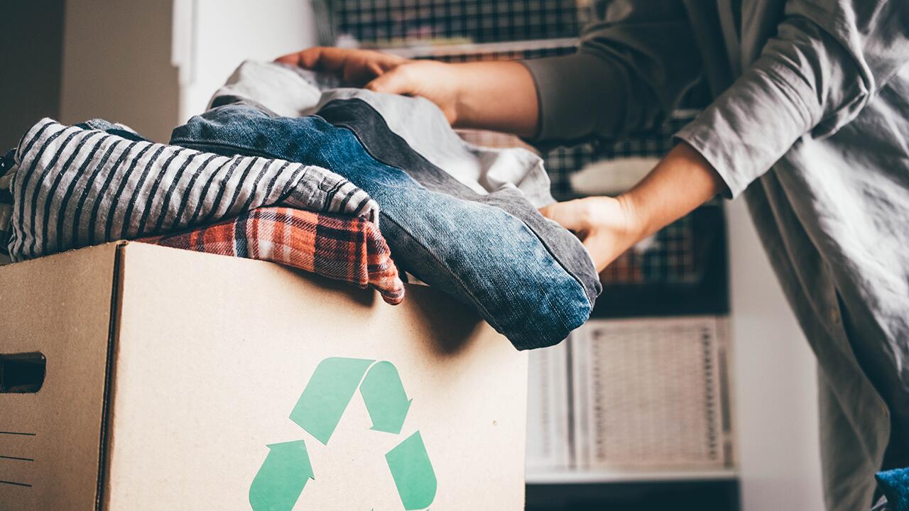 Kleidung spenden im Altkleider-Container oder an die Kleiderspende.