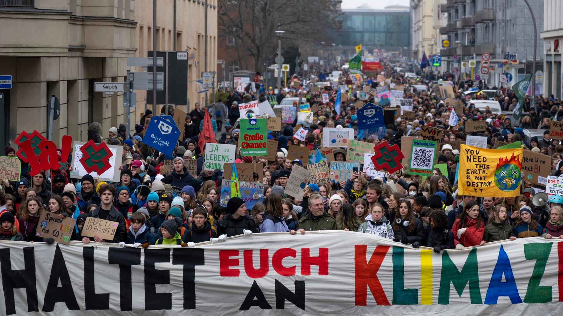 Klimabilanz der EU: Emissionen sinken, Wirtschaft wächst – reicht das?