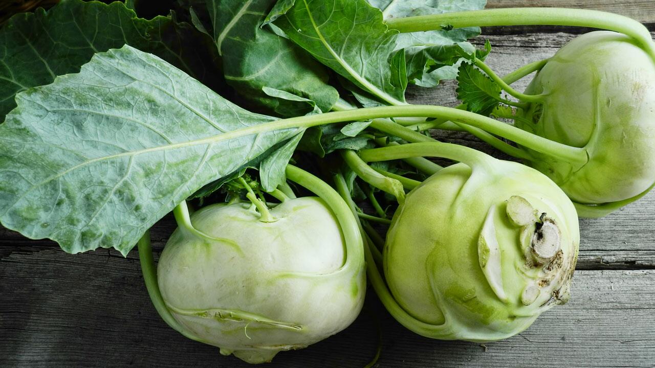 Kohlrabiblätter müssen Sie nicht wegwerfen, Sie können daraus leckere Gerichte kochen.