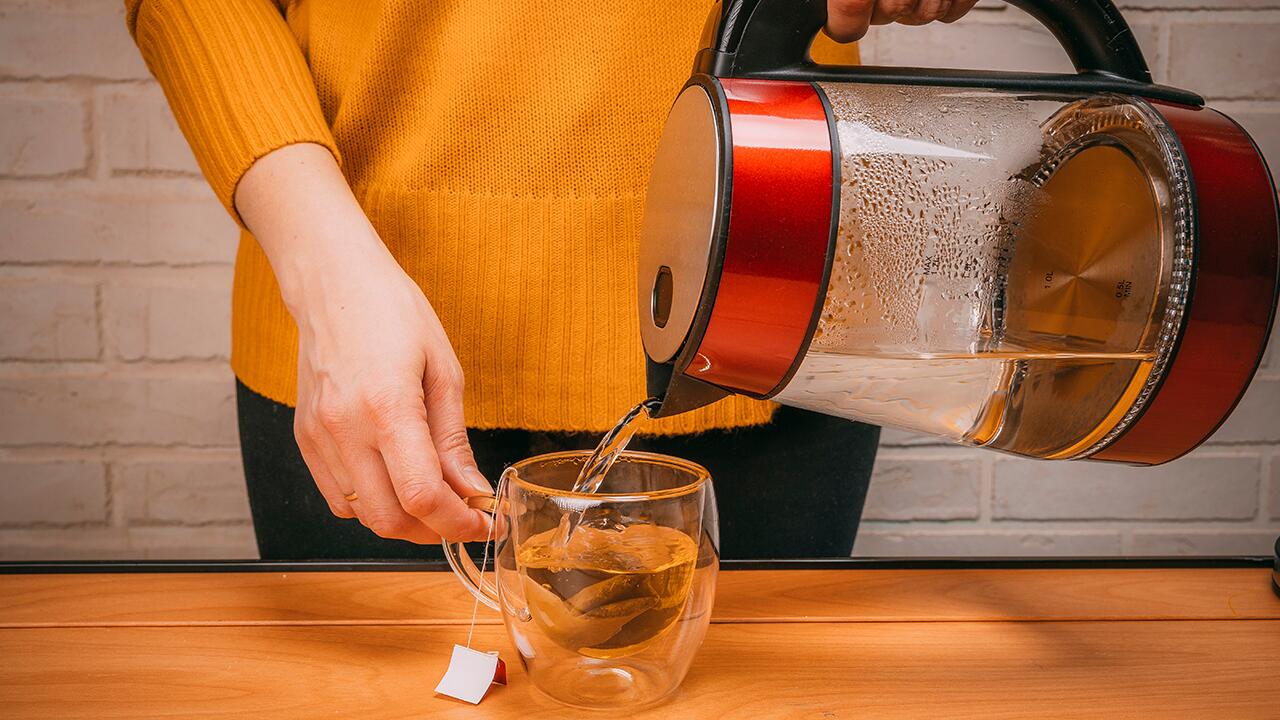 Kräutertee und Früchtetee sollten immer mit 100 Grad heißem Wasser aufgegossen werden.