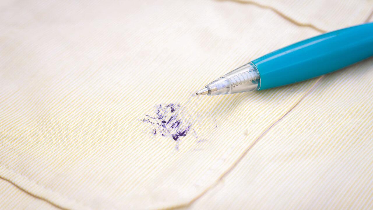 Kugelschreiber-Flecken entfernen: So klappt es mit Hausmitteln