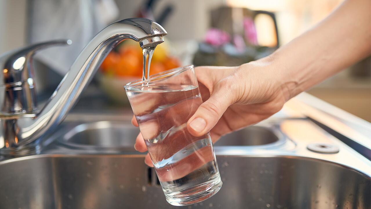 Leitungswasser trinken ist besser als Mineralwasser aus Flaschen. Das zeigt unser Vergleich.