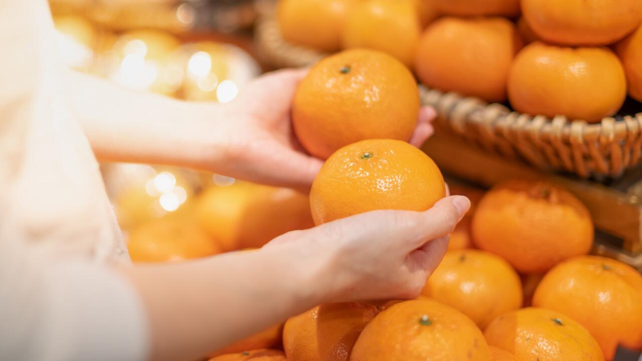 Mandarinen essen wir im Winter besonders gerne - aber was ist der Unterschied zu Apfelsinen oder Clementinen?