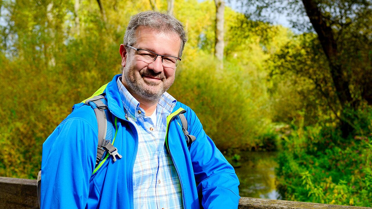 Manuel Andrack ist der "Wanderpapst" - und hat praktische Tipps zum Wandern für Familien mit Kindern parat.