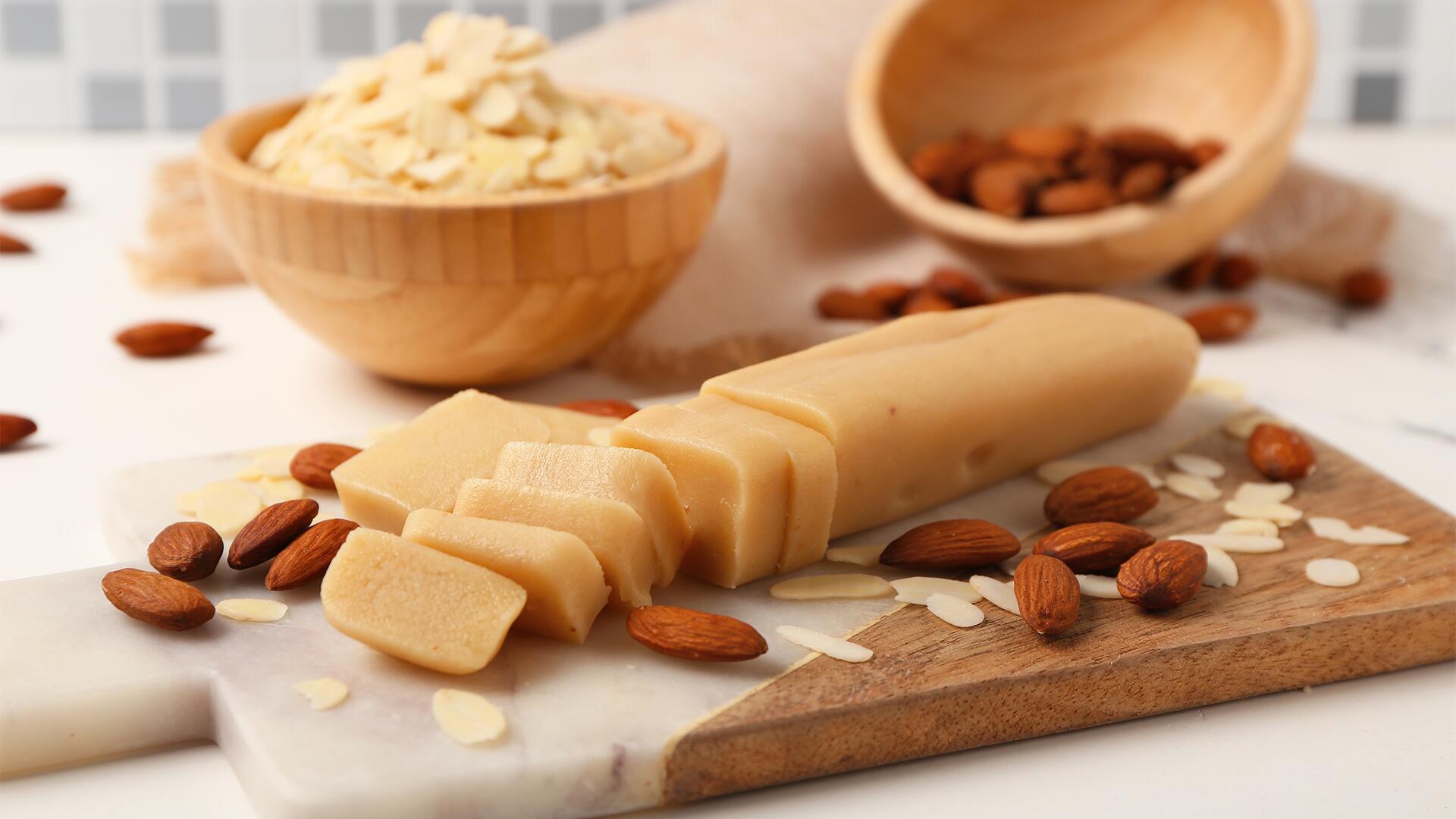 Marzipan lässt sich schnell und mit wenigen Zutaten selbst machen.