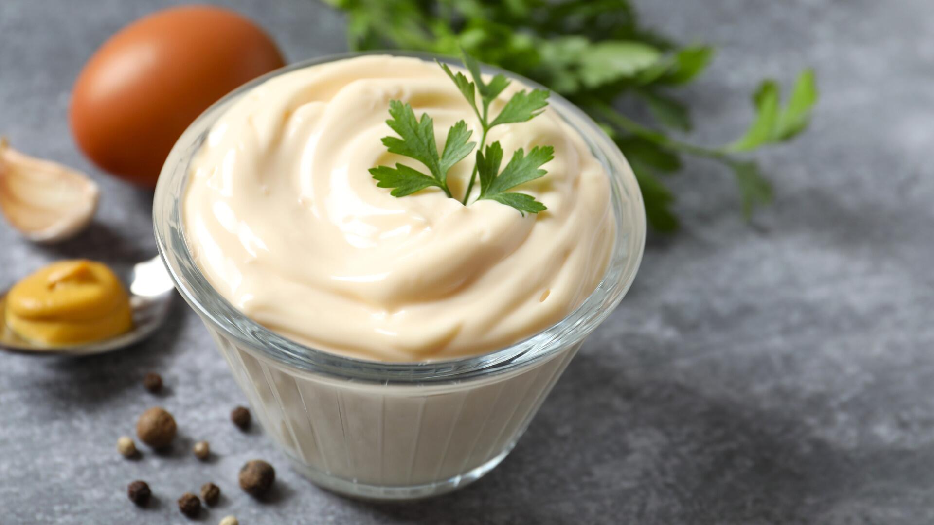Mayonnaise kann man recht einfach ersetzen.