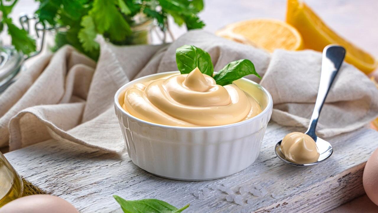 Mayonnaise müssen Sie nicht kaufen, sondern können Sie in einer Minute selber machen.