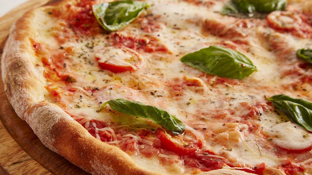 Mehrere Supermärkte rufen backfertige Pizzateige zurück.